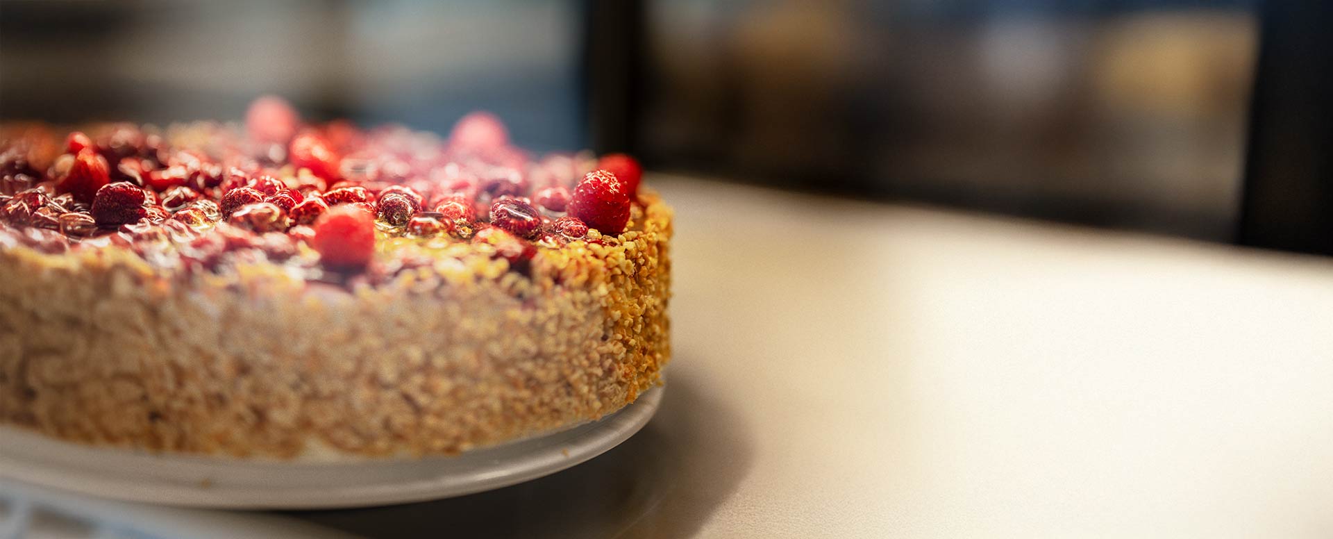 Café & Bar Innenraum mit Auslage gefüllter Patisserie und warmem Tageslicht